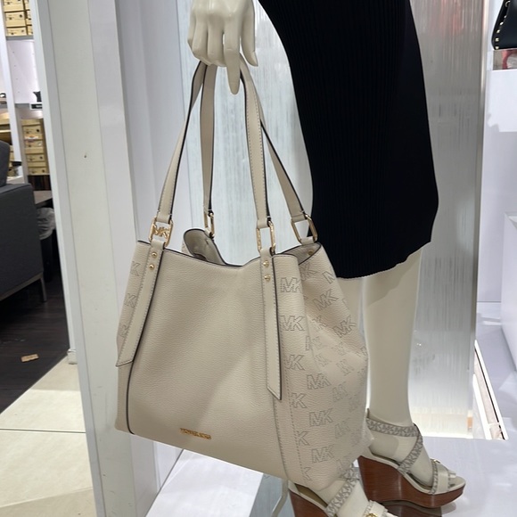 MICHAEL KORS ARLO LARGE GRAB BAG SHOULDER TOTE MK LEATHER GOLD~2 BAGS IN 1
NWT - Picture 6 of 16